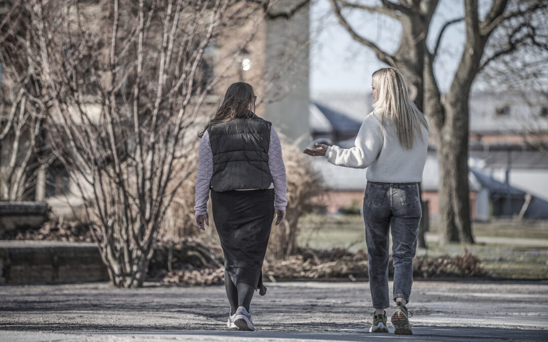 Varför stannar vi kvar – även när vi vet att det är dags att gå vidare?